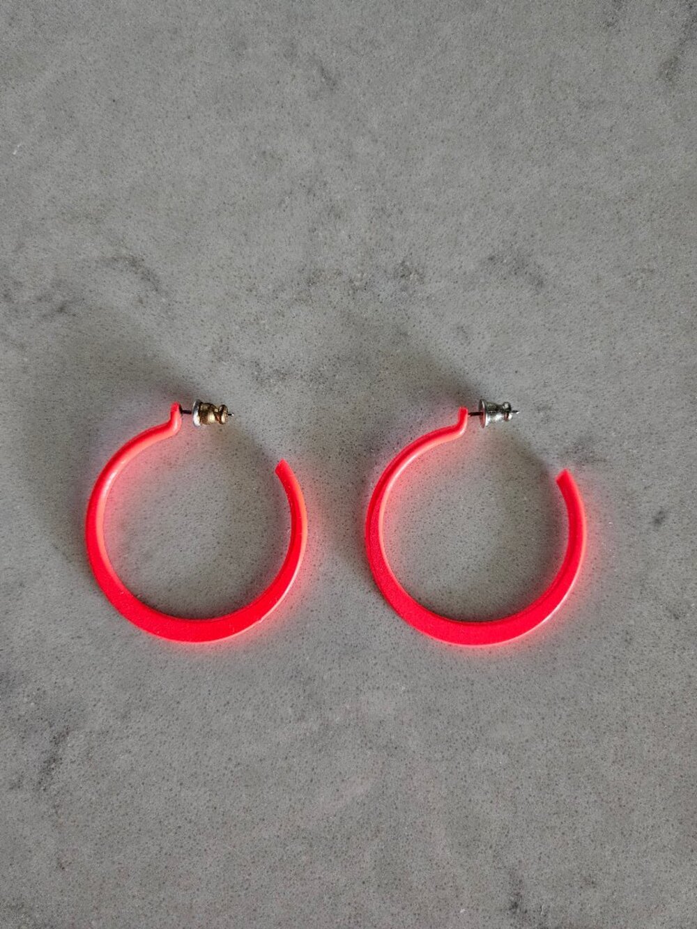 VINTAGE PAIR OF LARGE NEON ORANGE THIN ROUND HOOP EARRINGS FOR PIERCED EARS